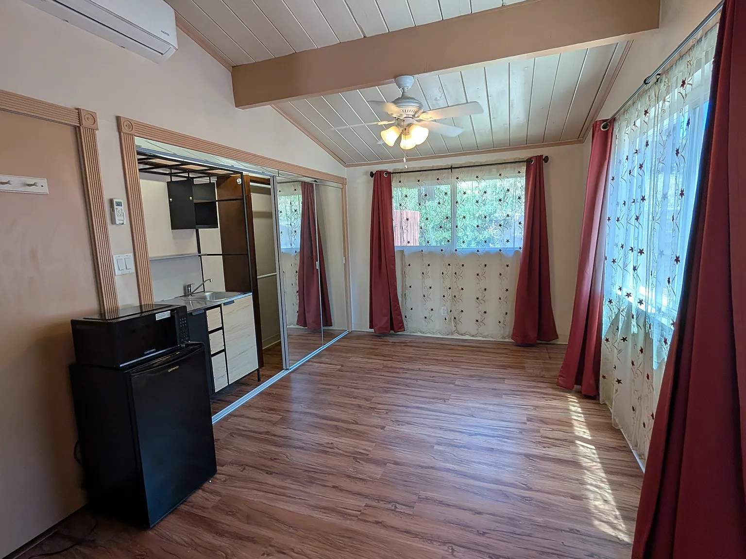 Studio, 300 sqft, $1,600 — Photo 4