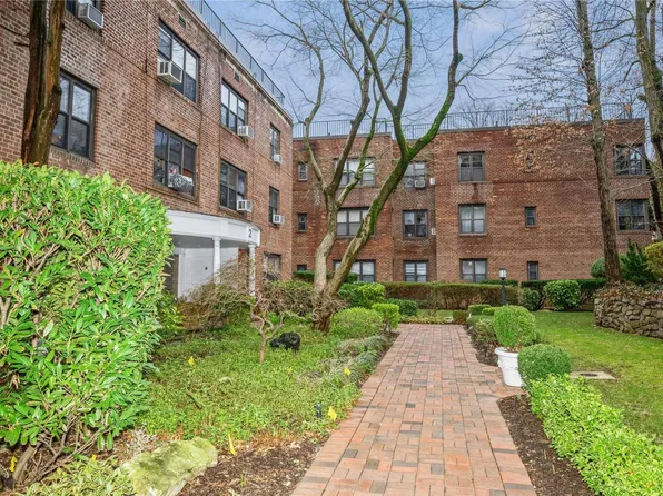 2 Townhouse Place #3H, Great Neck, NY 11021