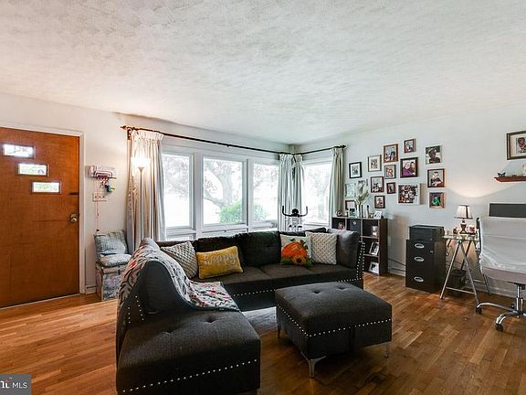 5th image of 221 Molden Dr