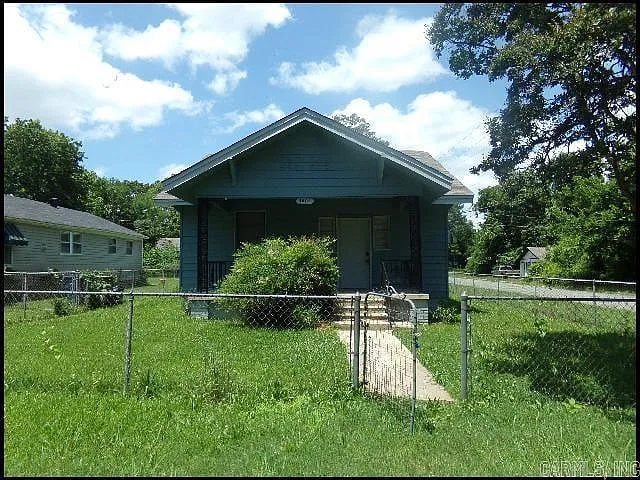 3 bed, 1.0 bath, 988 sqft, $900 — Photo 1