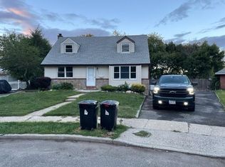 241 Drake Ct, Levittown, NY 11756