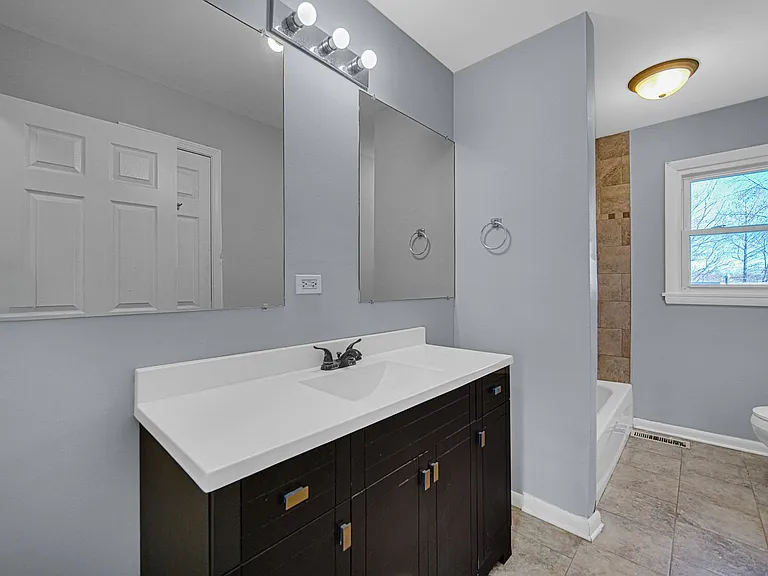 548 Regent Rd — Photo 5
