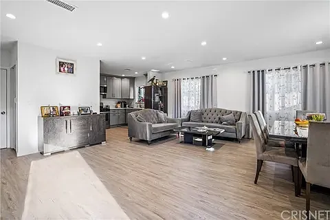 7911 Whitsett Ave — Photo 2