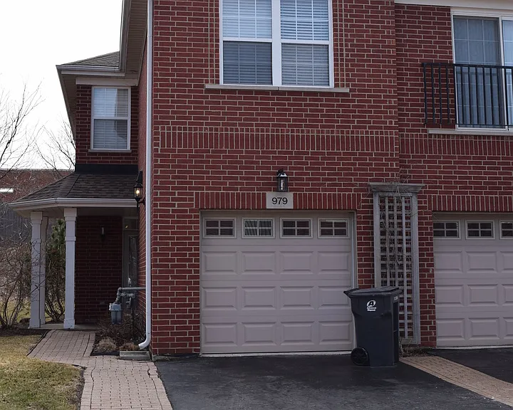 979 Kensington Dr — Photo 1