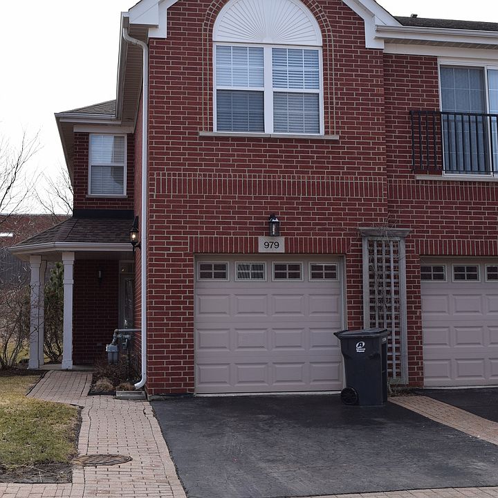 1st image of 979 Kensington Dr