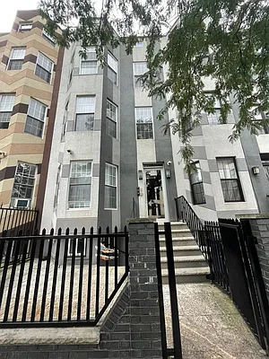 Rented by Greenrock Management | media 37