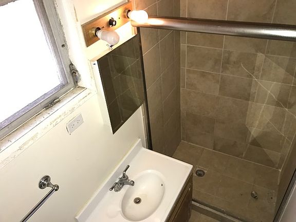 2nd image of 885 Rose Ave