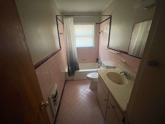 5th image of 834 N Willis St