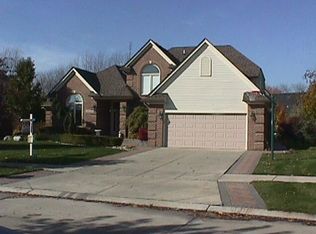 39010 Parkway Cir, Harrison Twp, MI 48045
