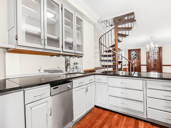 4th image of 232 W 137th St