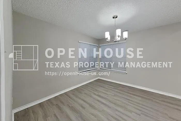 305 Hillside Ct — Photo 7