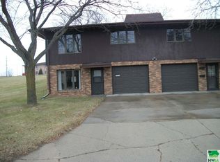 1322 Greta St, Cherokee, IA 51012
