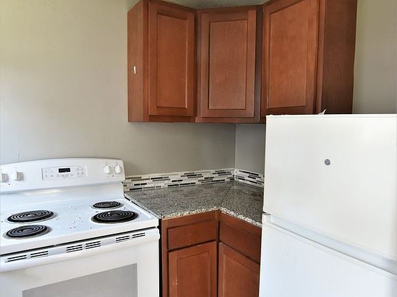 2nd image of 8 Lincoln Ave #8