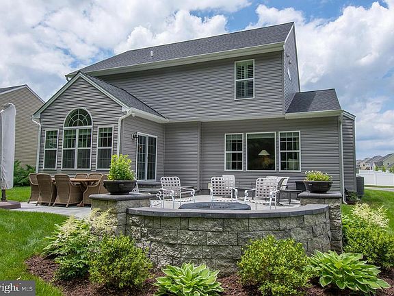 3rd image of 305 N Brook Dr