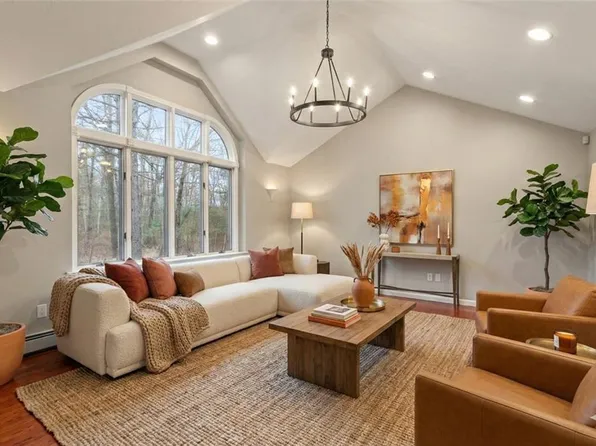 42 Belfield Dr, Johnston, RI 02919