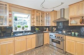 5th image of 80 Denslowe Dr