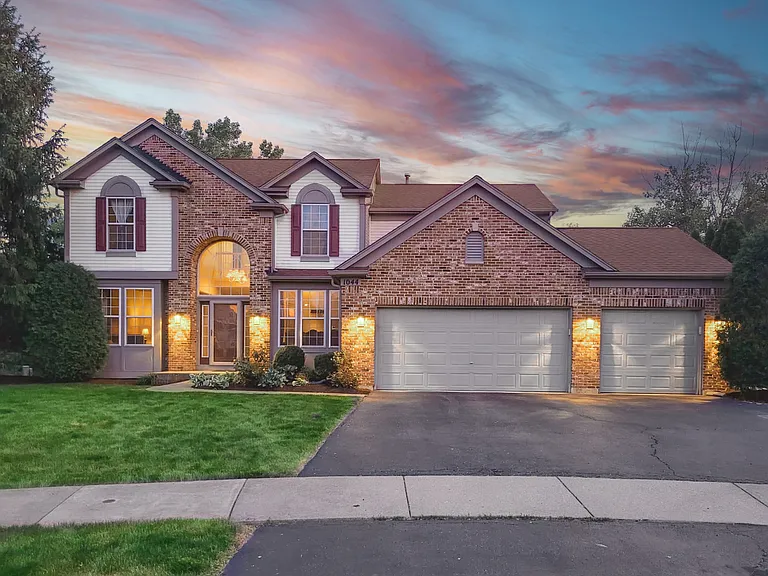 1044 Oakhill Dr — Photo 3