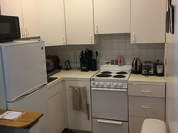 3rd image of 320 E 49th St APT 22