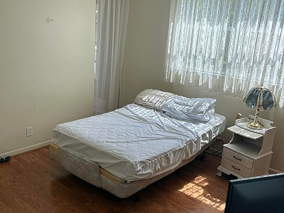 4th image of 2801 Somerset Dr APT 201