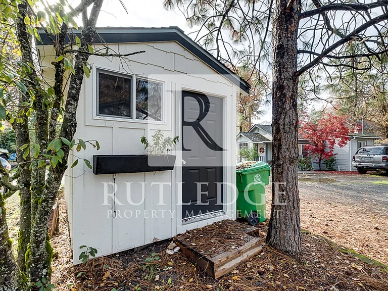 120 Mallory Ln — Photo 8