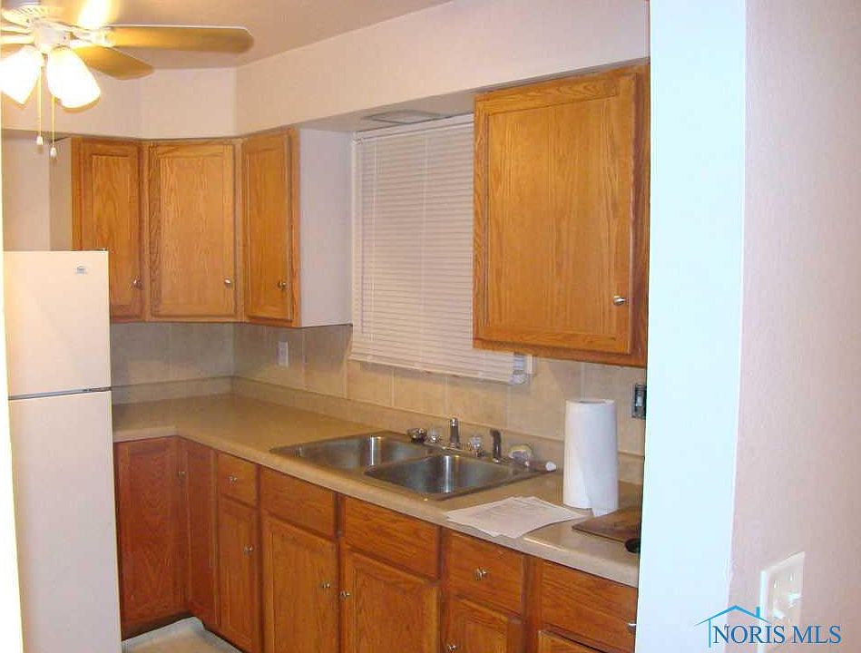 2nd image of 810 S Favony Ave