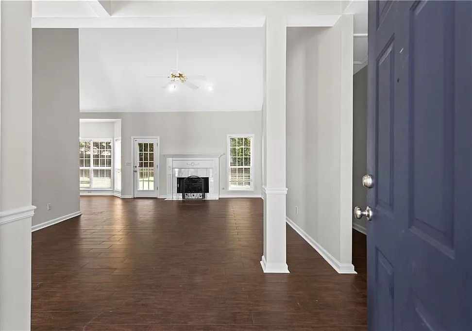 3 bed, 2.0 bath, 1680 sqft, $2,300 — Photo 4