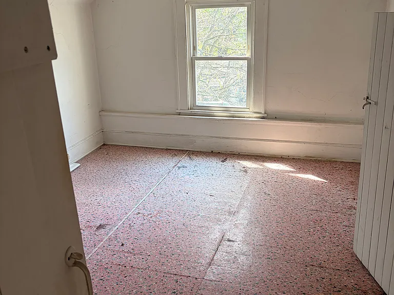 484 Washington Ave — Photo 5
