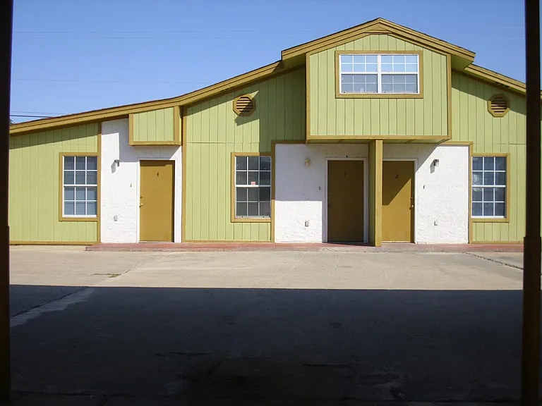 421 Hilltop Rd — Photo 5