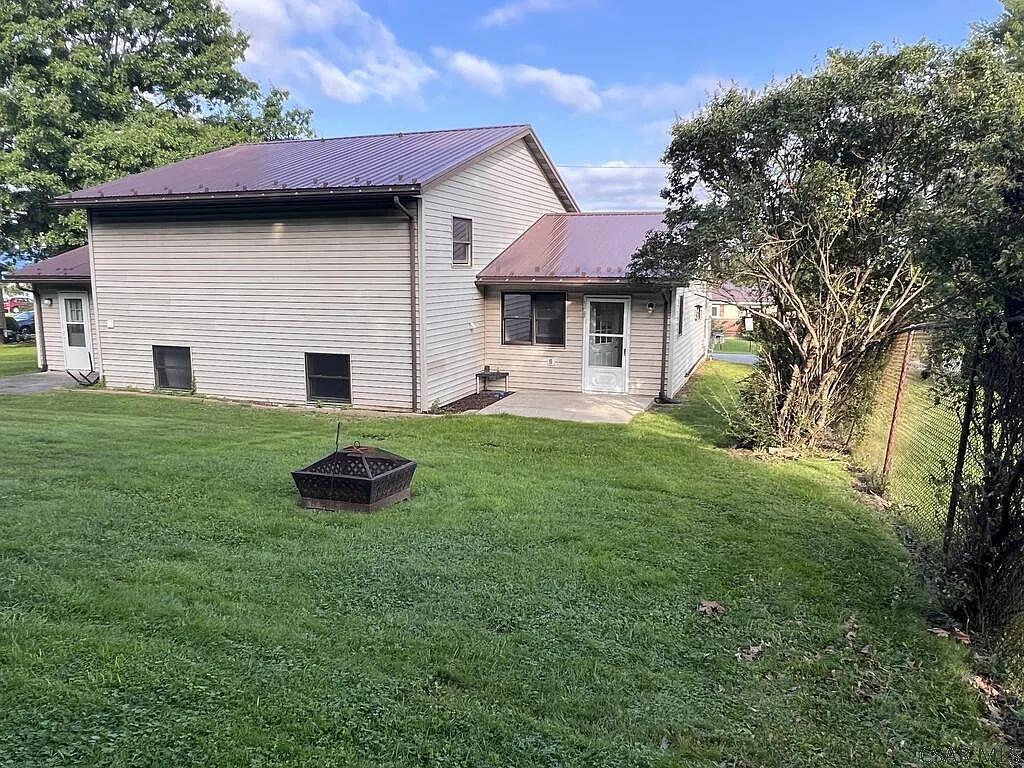 2 bed, 1.5 bath, 1400 sqft, $1,100 — Photo 2
