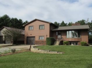 1253 State Line Rd, Decorah, IA 52101