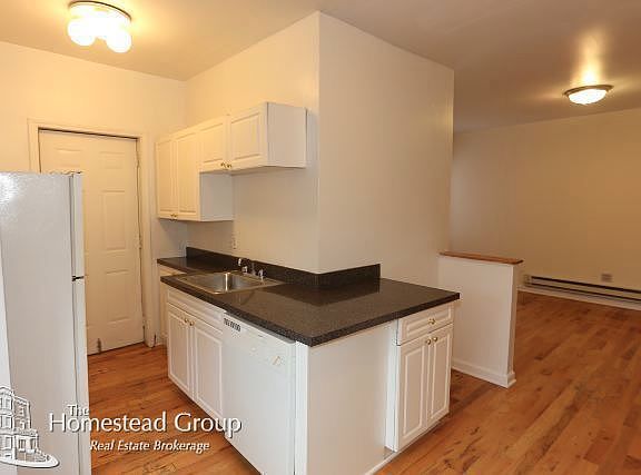 3rd image of 3728 N Pine Grove Ave #Tw0e