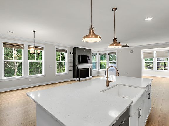 3rd image of 130 Creekwalk Dr