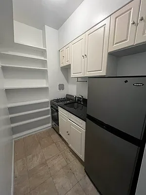 Rented by Salon Realty Corp | media 10