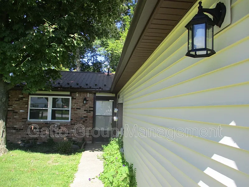 2 bed, 1.0 bath, 908 sqft, $1,175 — Photo 2