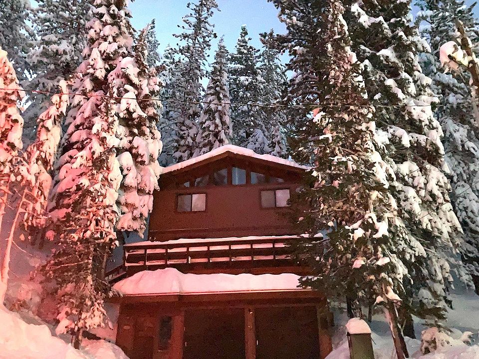 Ski Chalet with 2-car garage. 3-minutes to Palisades Tahoe Ski Village