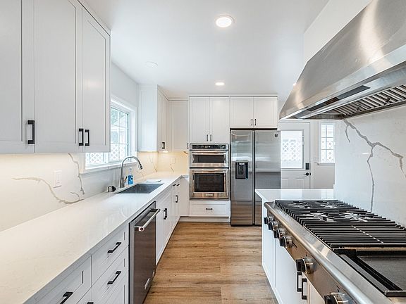 4th image of 2537 Cotner Ave
