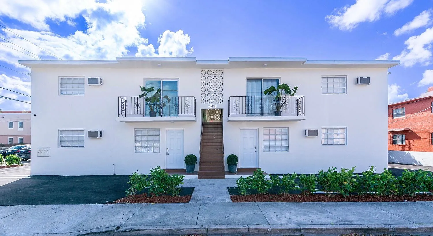 2 bed, 900 sqft, $2,300 — Photo 1