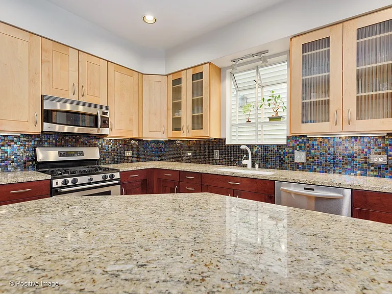1213 W Roscoe St — Photo 10