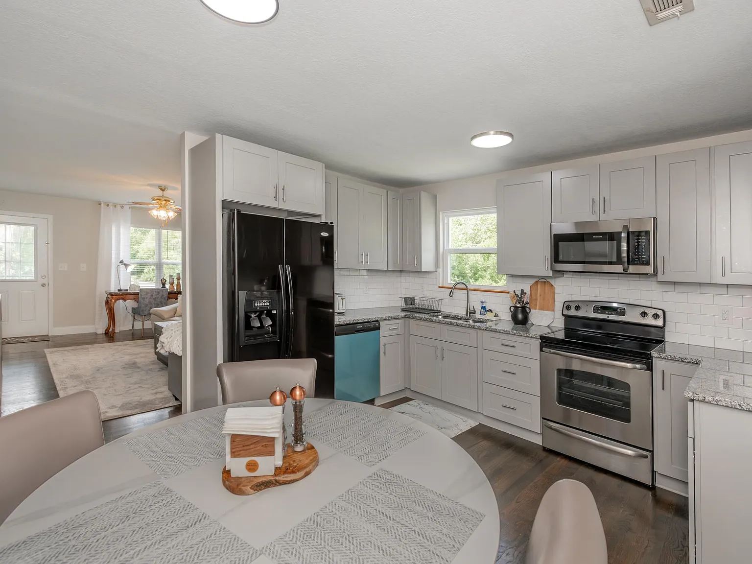 3 bed, 1291 sqft, $2,750 — Photo 4