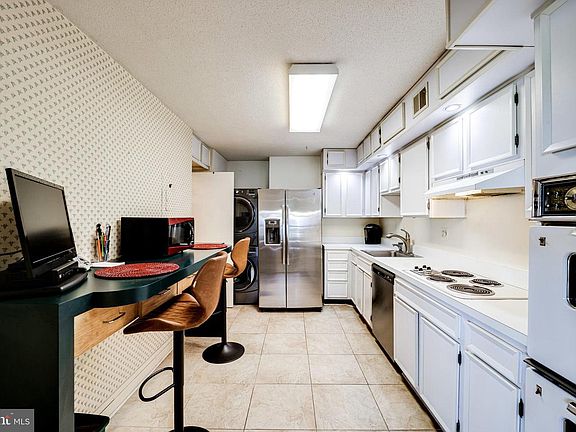 4th image of 307 Yoakum Pkwy APT 1426