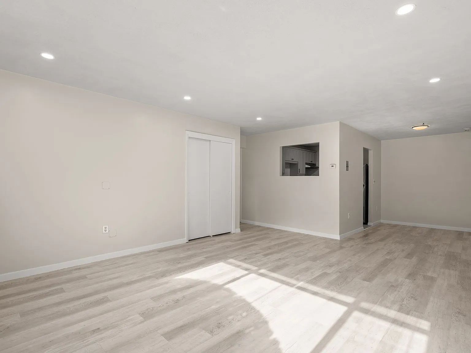 2 bed, 897 sqft, $2,400 — Photo 4