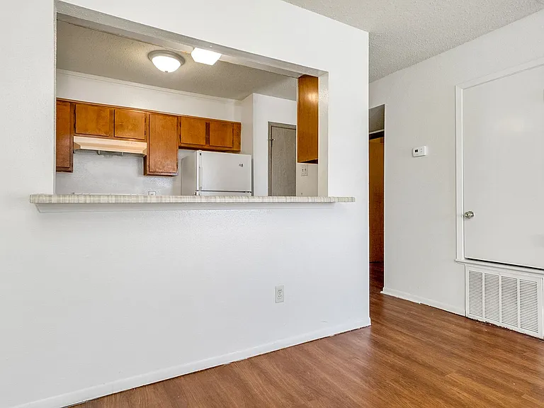 Tiffany Square Apartments — Photo 10