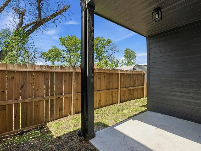 8805 Parkway Dr — Photo 23