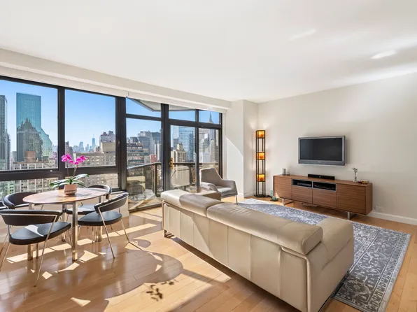 100 United Nations Plaza image 1 of 10