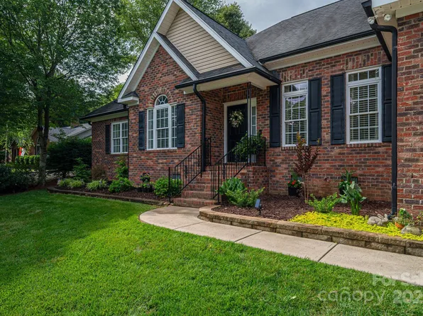 7988 Golf Course Dr N, Denver, NC 28037