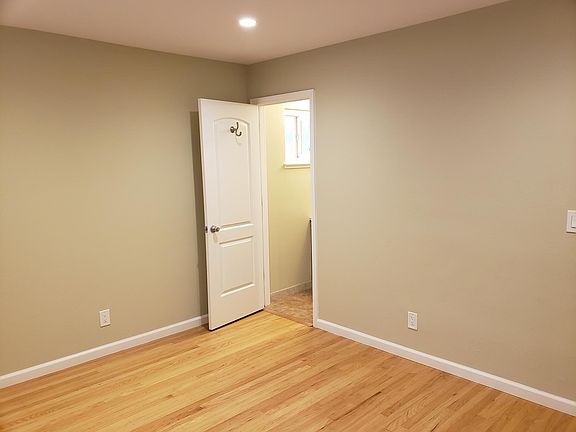 4th image of 1084 Derbyshire Dr