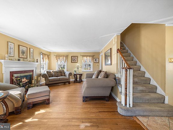 5th image of 310 Manor Cir