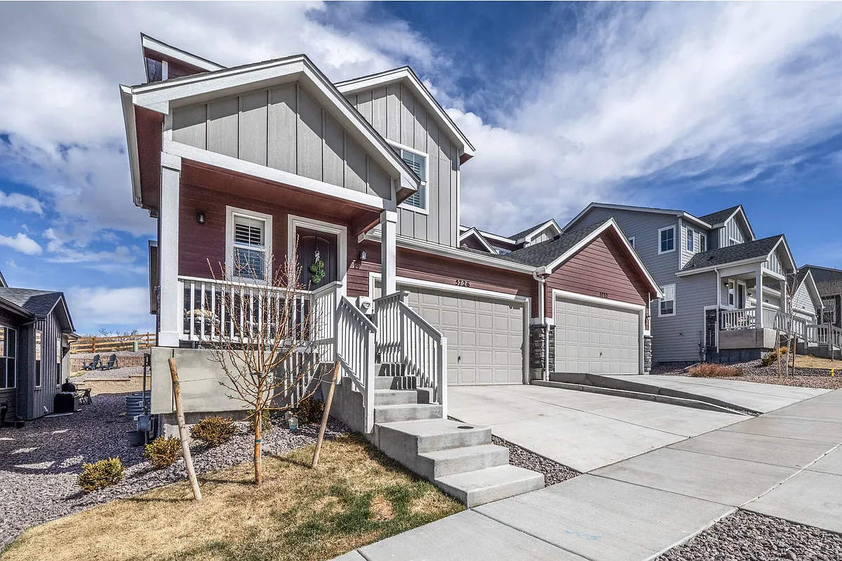 Book this beautifully updated, three-story duplex where luxury meets comfort. - Heathland Ter