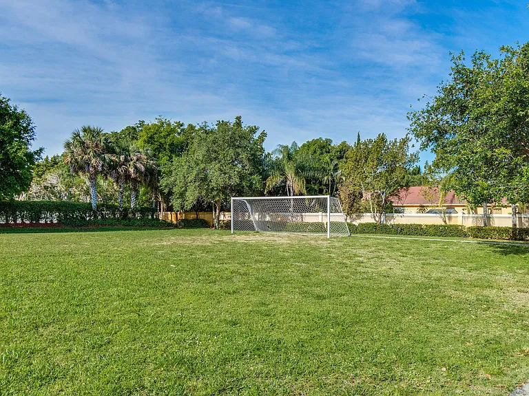 5477 Queenship Ct — Photo 39