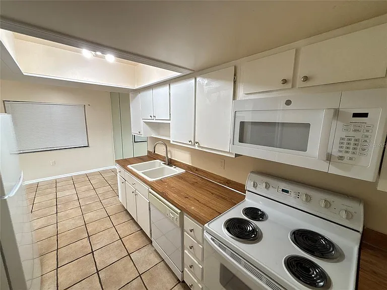 5169 Vineland Rd #B208 — Photo 6